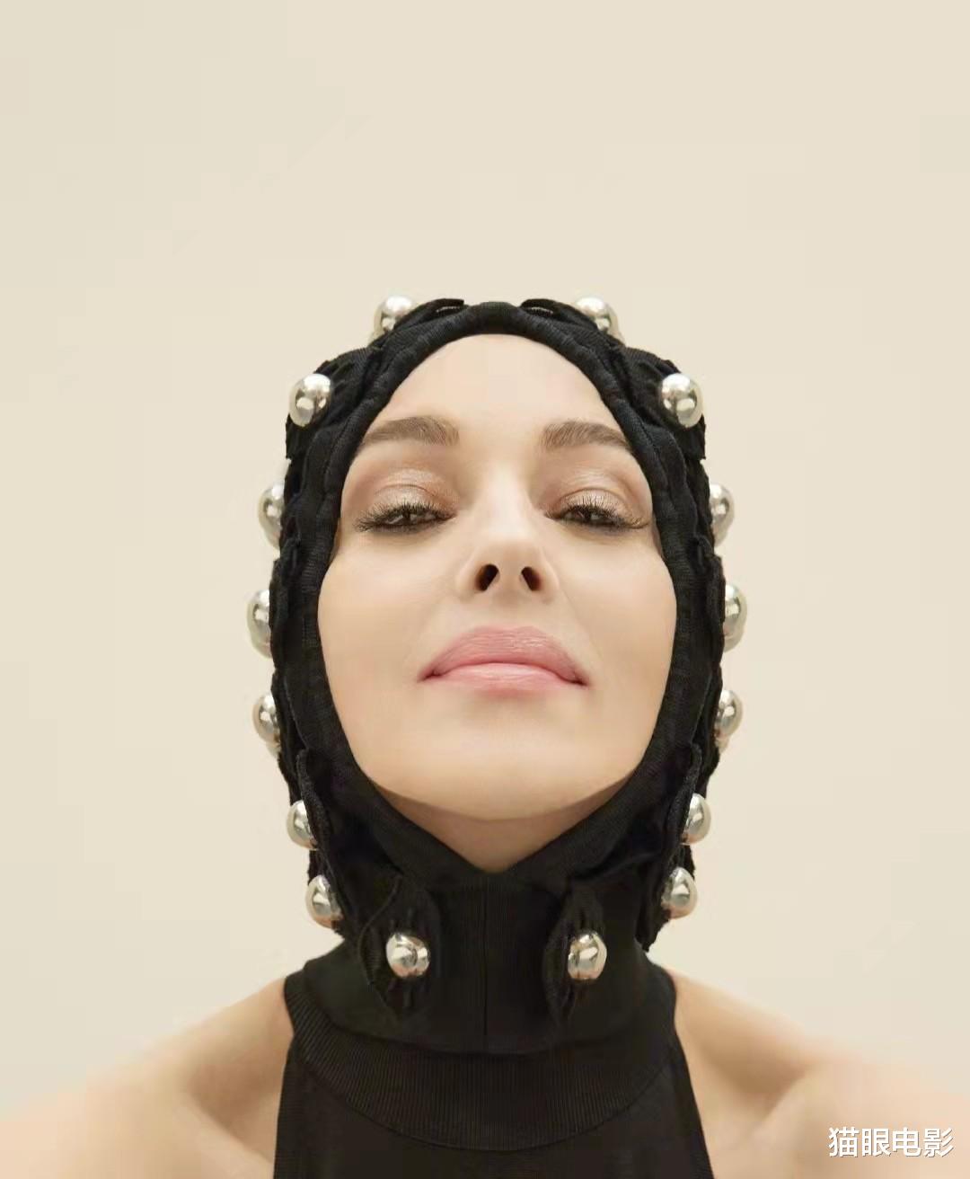 莫妮卡·贝鲁奇|57岁莫妮卡贝鲁奇身材绝了,穿开衩长裙露锁骨,半遮半掩好妩媚