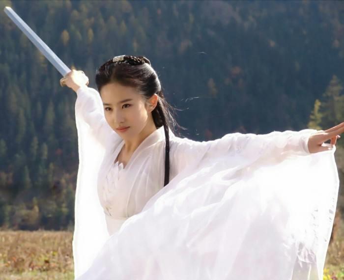 刘亦菲|神仙姐姐刘亦菲：外貌出色被挖掘，后拍戏太过敬业，多次险丢命