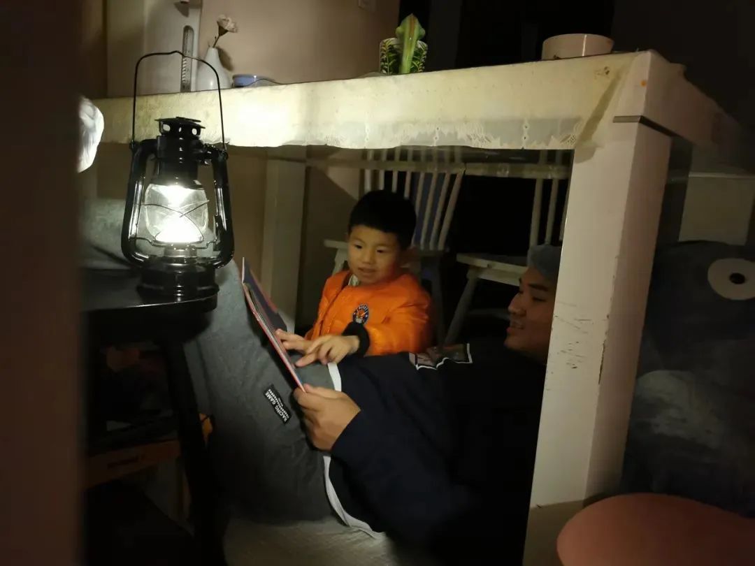 购房置业|疫情失业、没钱买房,90后爸爸说:住出租房一样能给孩子好教育