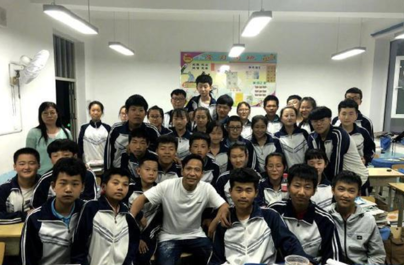 刘小光|赵本山爱徒刘小光去农村秋收,西装搭配碎花衬衣,雇人拍照引热议