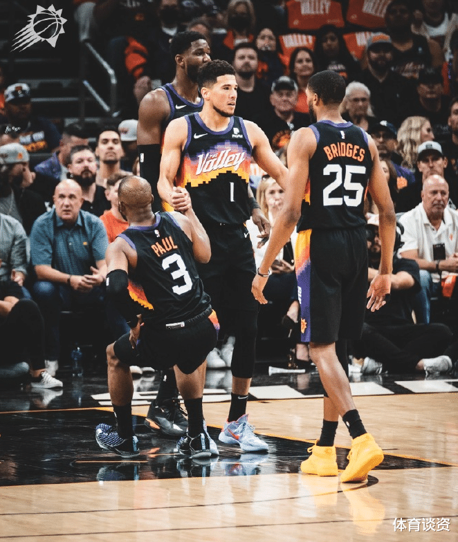 布克|NBA大爆冷！联盟第一倒下，英哥37+11+9创奇迹，布克半场31分伤退