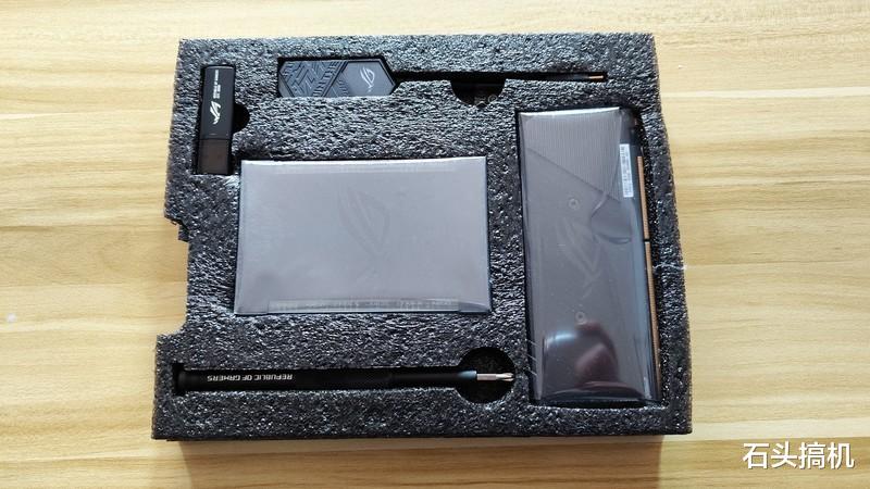 主板|12代酷睿的最强座驾!万元主板ROG MAXIMUS Z690 EXTREME开箱