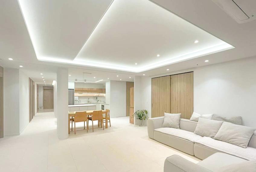 166㎡装修没有随大流,仅用白墙+原木,轻松打造一个大方耐看的家