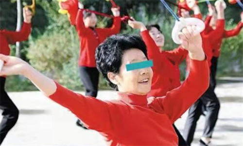 山东56岁老太跳舞出轨染上艾滋,丈夫崩溃,冲动的行为酿惨案