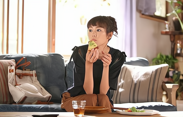 “我姐这包3万”小姨子朋友圈暴露妻子出轨,丈夫没闹却赢得漂亮