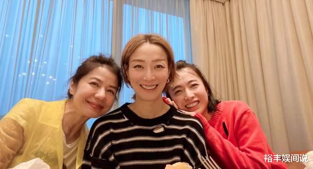 郑秀文|甘比与两位闺蜜聚餐！49岁郑秀文素颜显老态，“红姑”满面笑意