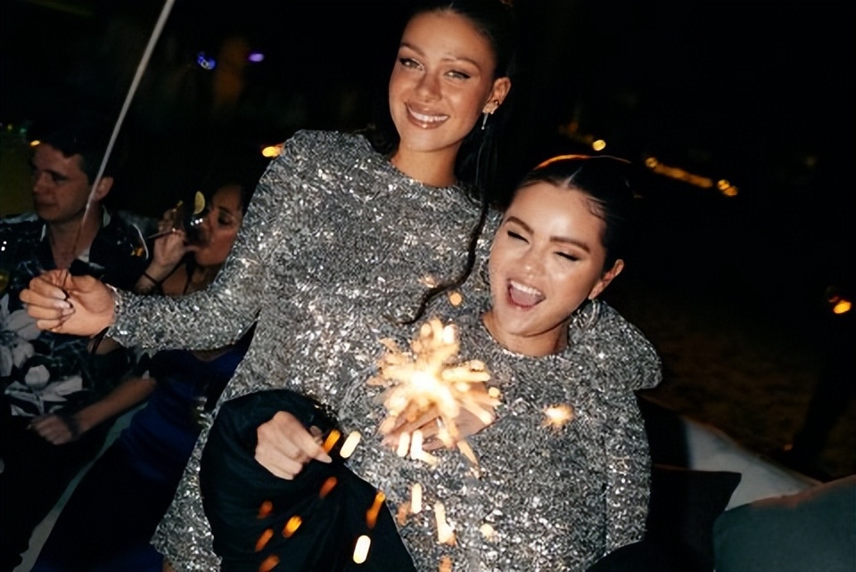 赛琳娜|大布夫妇和赛琳娜过年玩嗨!妮可拉钻石迷你裙美翻,贝嫂想念儿子