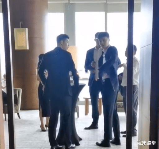 杜锋|王薪凯婚礼现场！杜锋现身，阿联讲话，众球员坐一桌，胡明轩太帅