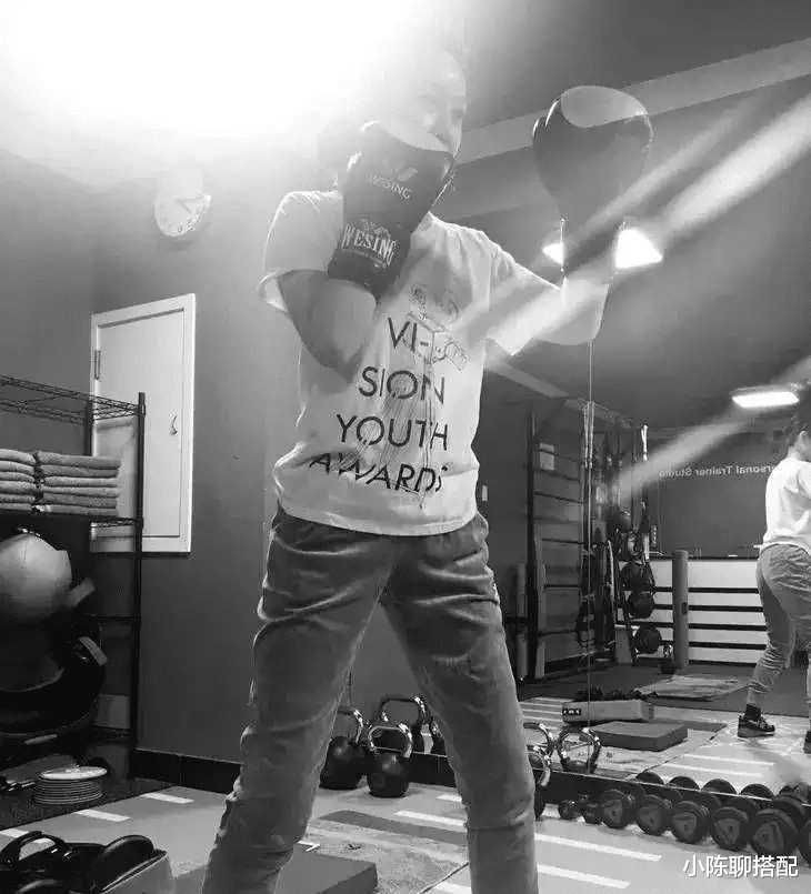 唇膏 闫妮：50+女人显年轻的秘诀，长相是其次，穿着打扮才最重要