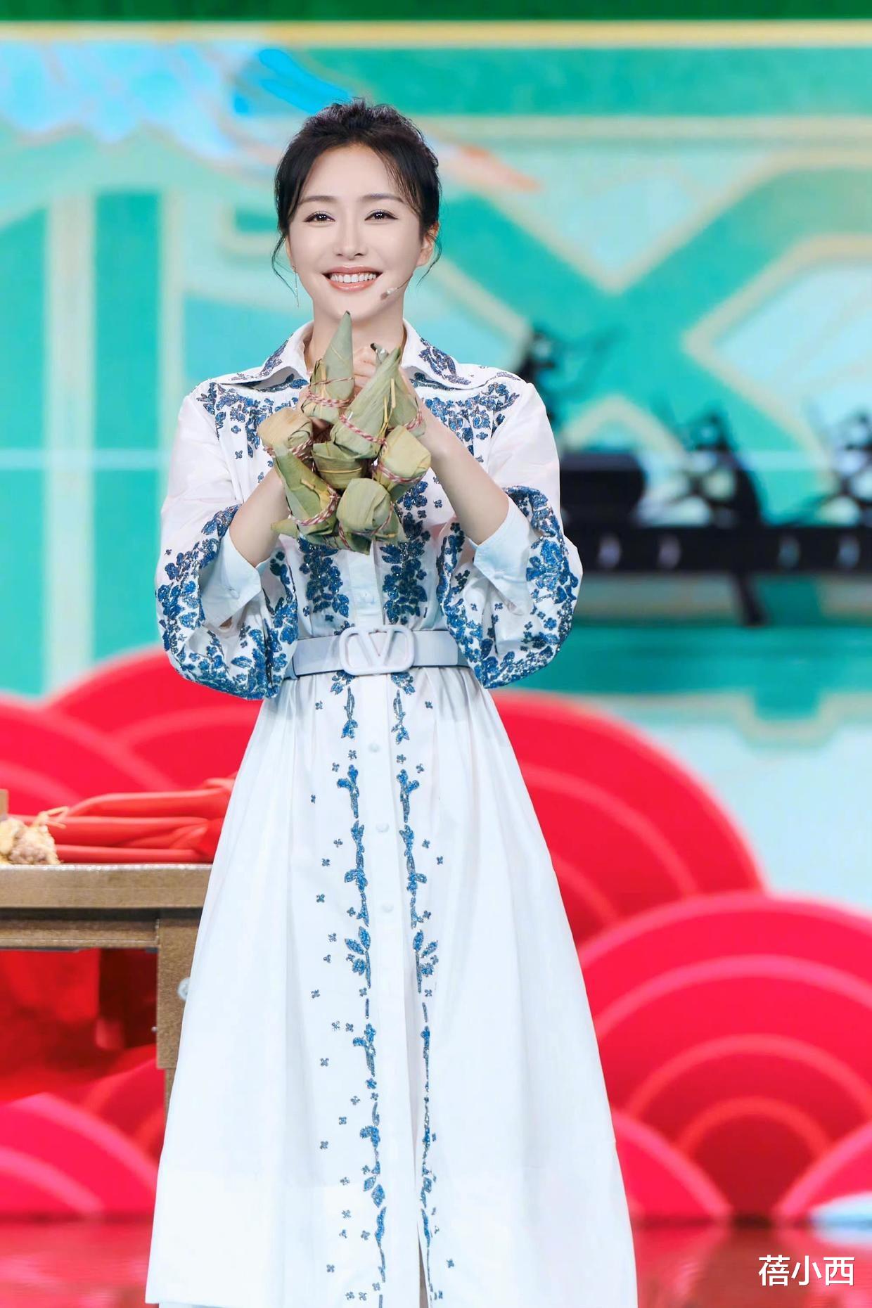 秦岚|“秦岚”的衣品开挂了，穿皮衣配连衣裙秀大长腿，真不是18岁吗？