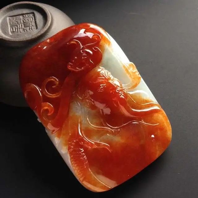 翡翠|翡翠玉雕中的巧色，分色，俏色你分清楚了吗