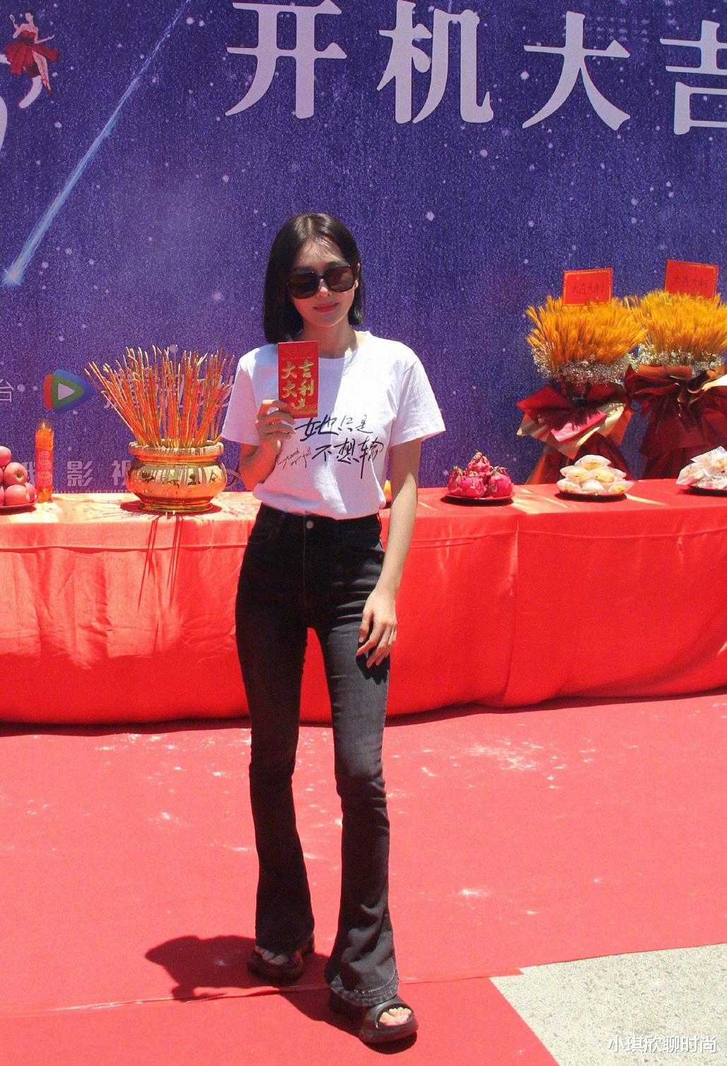 秦岚新剧造型好飒!白T配紧身黑裤,大秀细腰和美腿