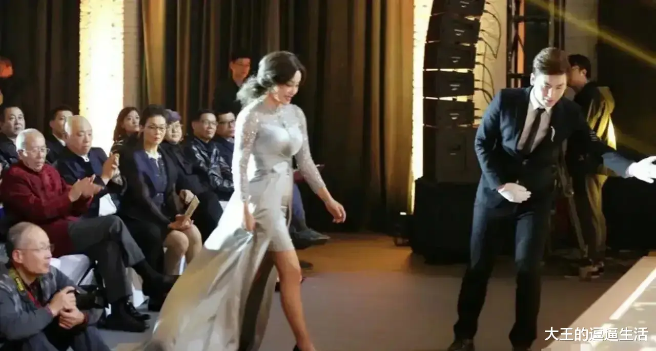 王蓉|70岁刘晓庆穿裹胸裙大秀曲线,年过古稀还这么饱满,不生娃就是状态好