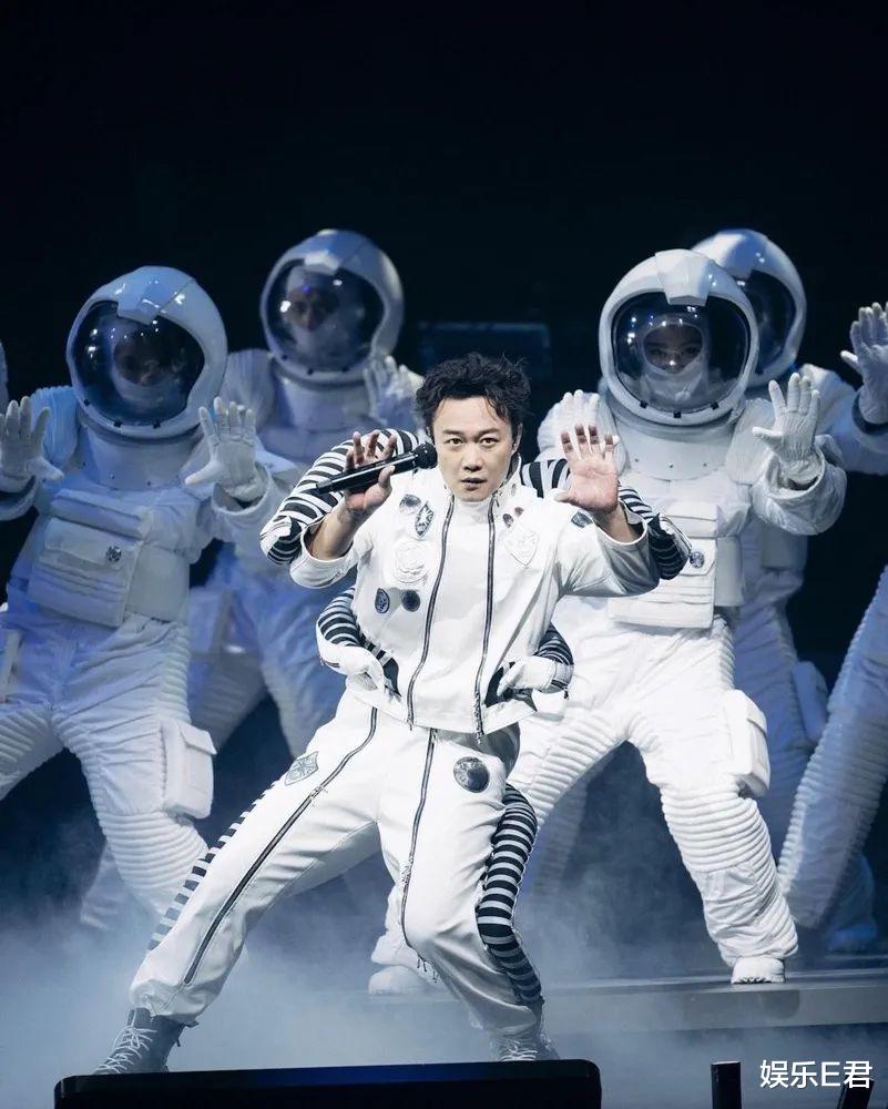 陈奕迅|陈奕迅红馆门外与女儿拥抱难离难舍，隔着屏幕都能感受到浓浓父爱