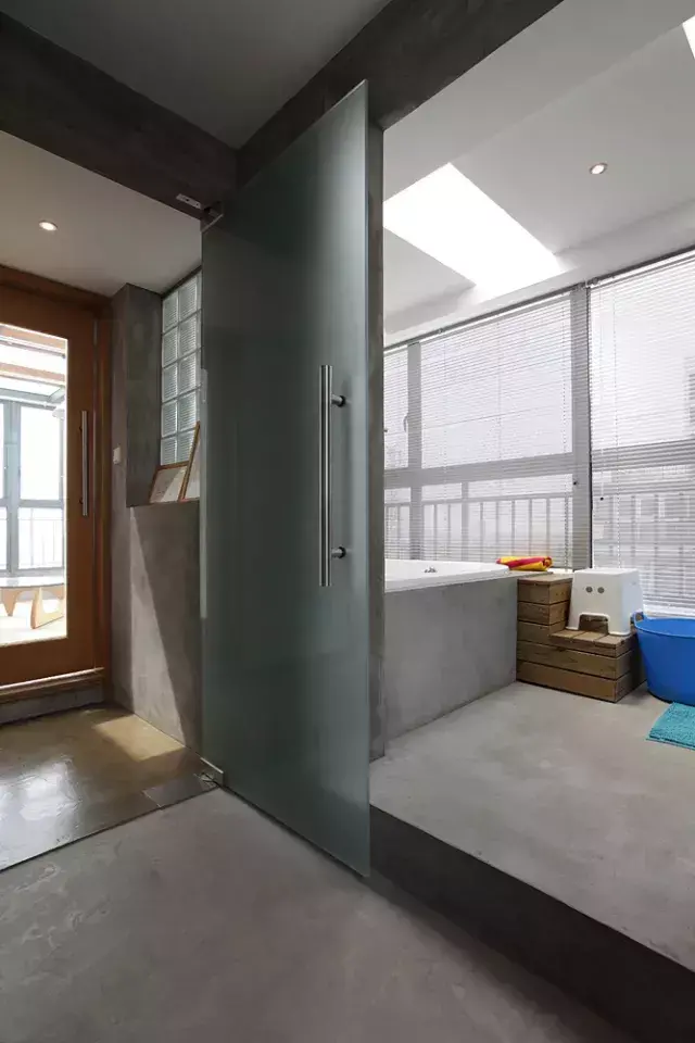 为露台买顶楼复式,210㎡仅花18W就打造成空中花园,漂亮得没话说