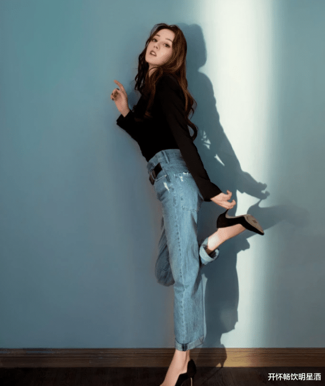 迪丽热巴|“电线杆”的麻袋牛仔裤，最俏皮的迪丽热巴，网友：真靓！