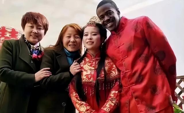 7年生15个孩子:中国女子执意嫁给黑人,生活现状“不堪入目”