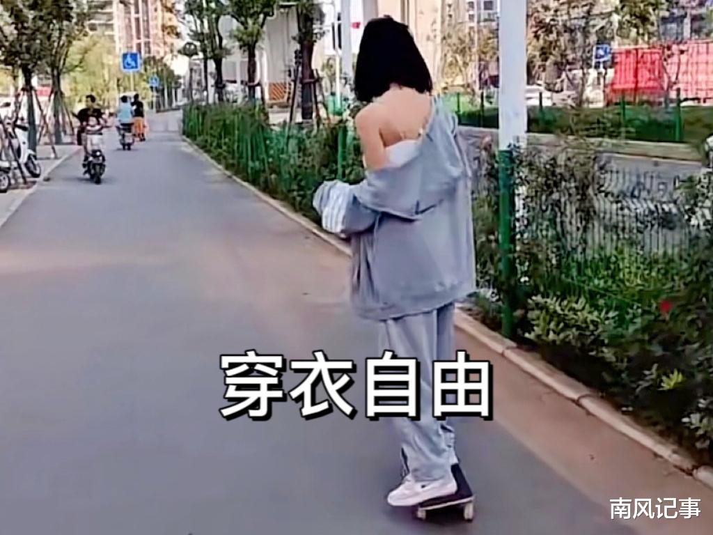 每个动作都是心机!武汉女子在路边玩滑板,一边滑衣服一边往下掉