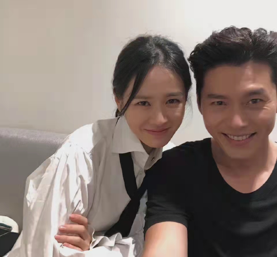 玄彬|玄彬孙艺珍婚纱照公开，请帖细节表达爱意，蜡烛刻印对方名字