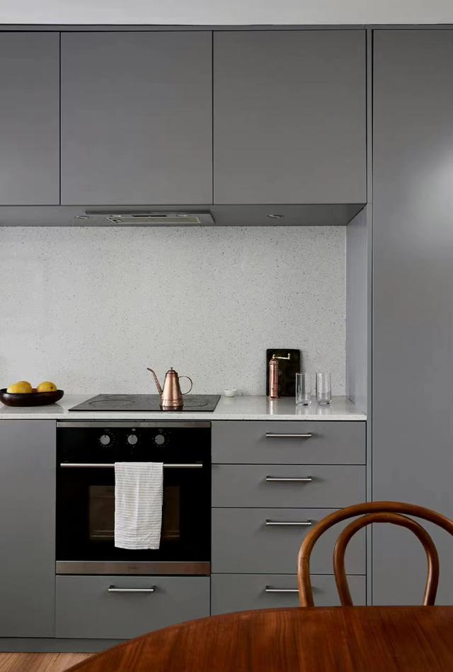 甜美女孩的顶楼住所,小而美还很敞亮,露台聚会聊天不要太惬意