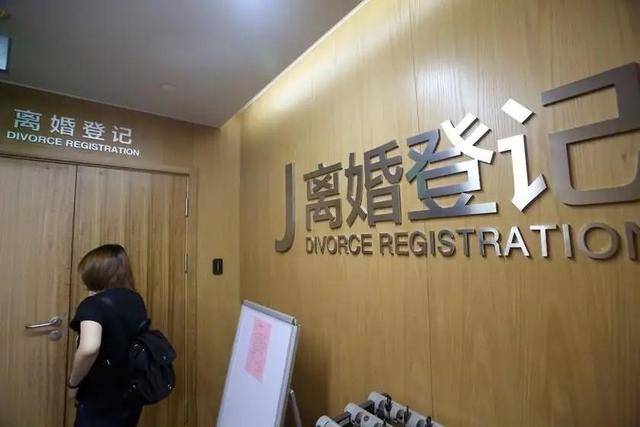 河南女博士患癌需80万换肝,丈夫为离婚下跪:放我条生路