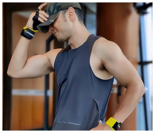 尼格买提|尼格买提再传婚变！妻子回国从未同框，生日与朱迅亲吻场面热闹