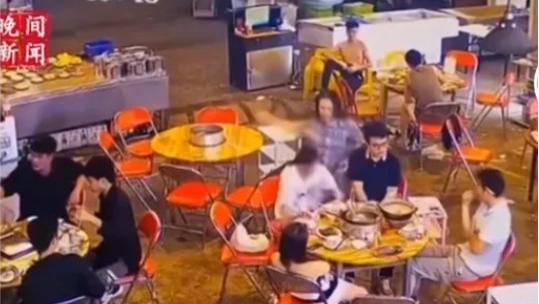 近日，一男子带一女子出去吃饭，还约了另外两个朋友，吃饭途中俩人还不忘手拉手
