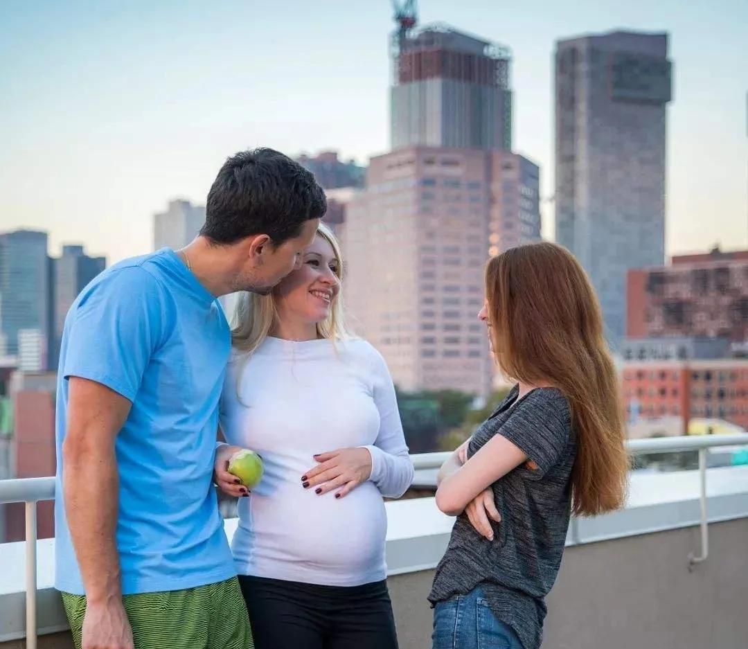 婆婆讥讽35岁儿媳是不下蛋的母鸡,儿媳再嫁人,生下双胞胎,怨谁