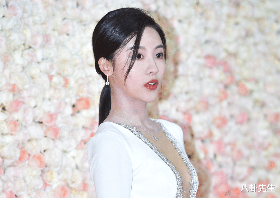 倪妮|17位女星同场比美：倪妮穿得像广场舞阿姨，赵今麦打扮成熟略违和