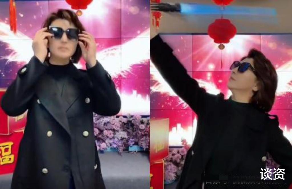 闫学晶|49岁闫学晶吃烧烤动作豪迈,手上拿一把铁签子,大口狂吃满面红光