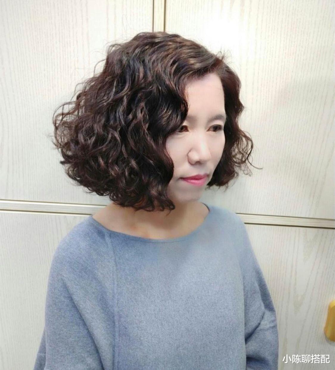 穿衣搭配 越活越讲究的中年女人，穿衣打扮都有这2个特征，时尚彰显品位