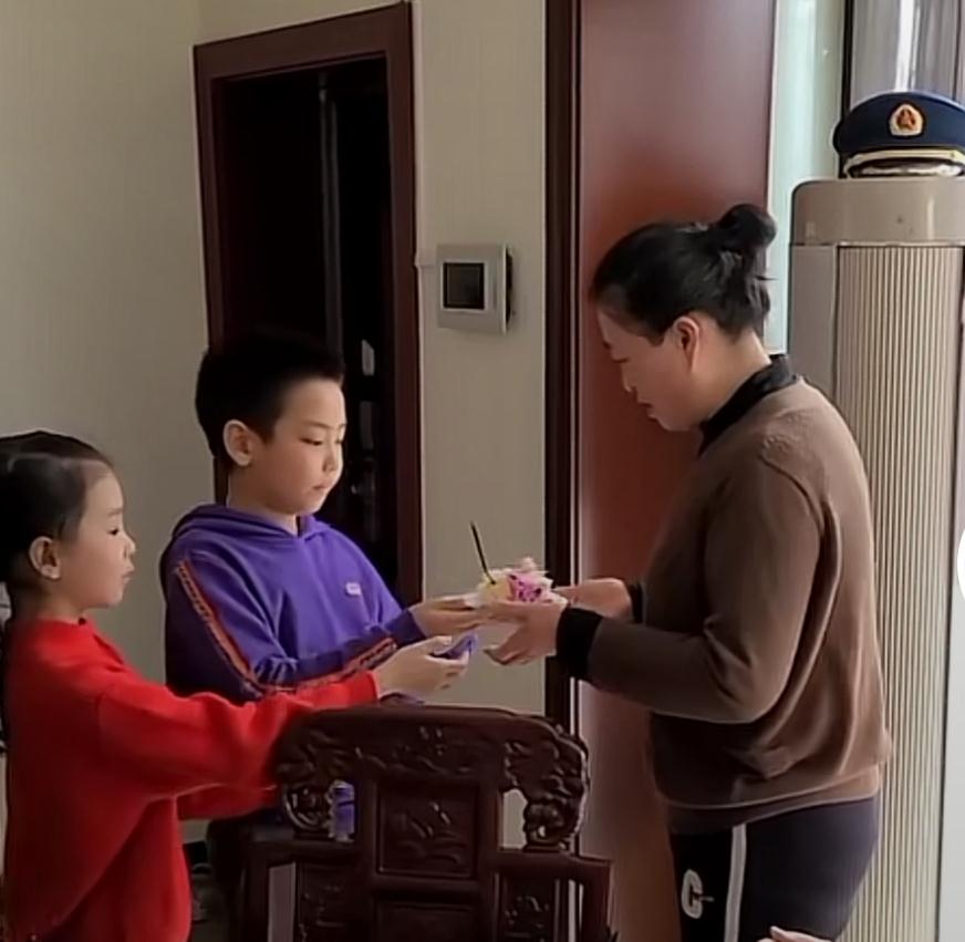 刘和刚为母亲庆生，妻子孙悦入镜好惊艳，宅内名画曝光装修大气