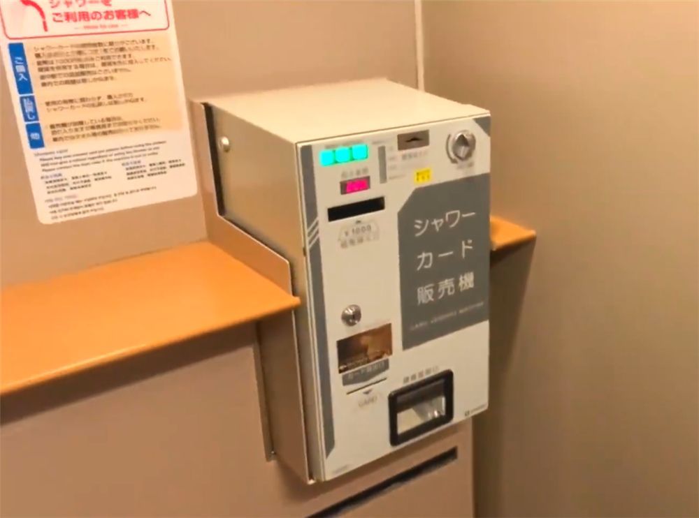 他乘坐日本卧铺火车，直言体验很不错：床铺很干净，还能洗澡