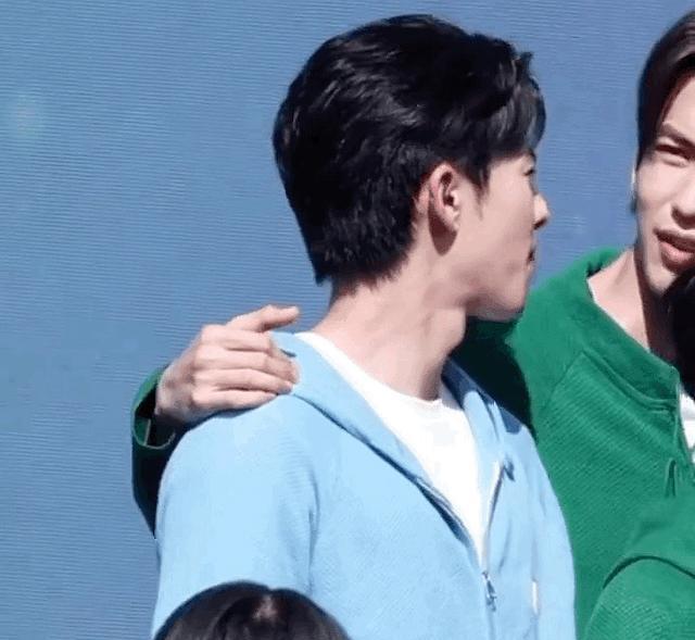 张凌赫|整容后遗症?张凌赫状态不像97年的,脸部一笑褶子十分明显