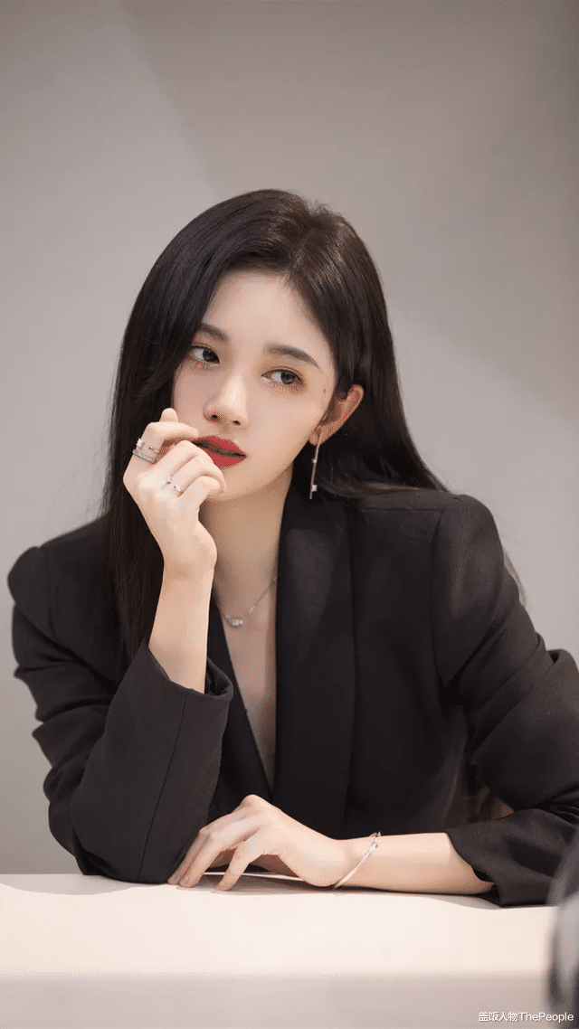 宋佳|私服迷人可爱,红毯却一个比一个拉胯,这些女星是“限定”美人?