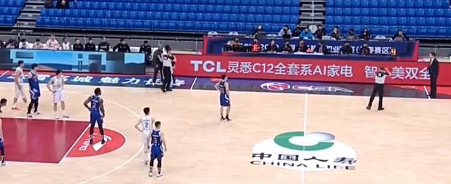 斯蒂芬·馬布里|馬布里和李春江發(fā)生沖突！CBA老冤家較勁 被吹技術(shù)犯規(guī)