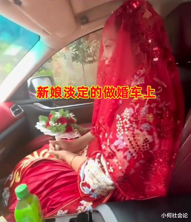 山东:女子结婚当天,前男友雨中坐地拦车,新郎下车拉都不肯走