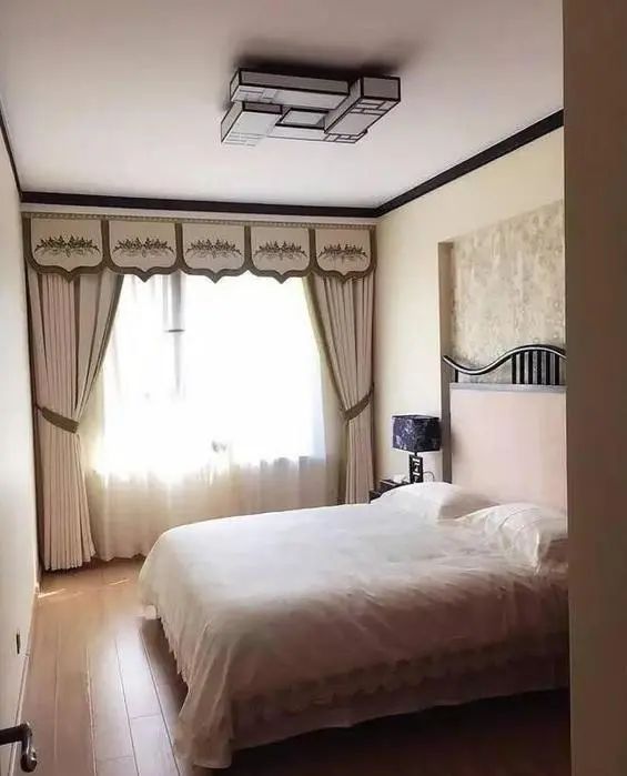 参观朋友的新家,这新房算是毁了,装得跟灵堂一样,不信大家瞧!