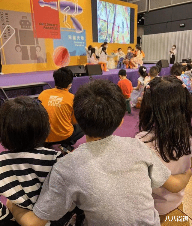 粉色|郭晶晶大女儿霍中妍,扎公主发穿粉裙很甜美,还背着蓝书包超惹眼