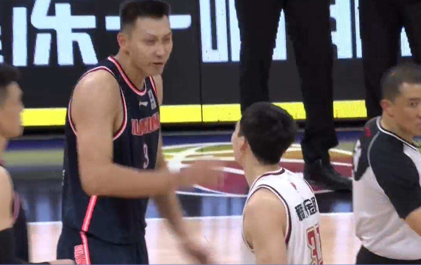 广东男篮|广东险胜，赛后易建联仍不放过吴前，吴前赶紧道歉，结果两人笑了