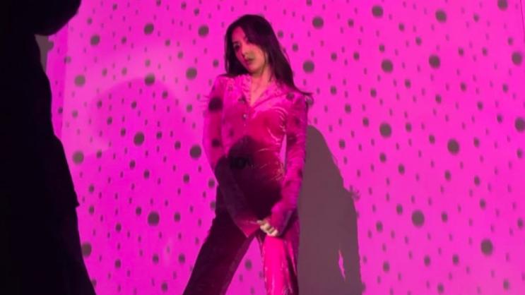 方媛|郭富城老婆晒显瘦穿搭，穿粉色连体装纤瘦高挑，零赘肉身材超抢镜