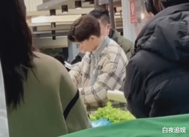 任嘉伦|任嘉伦现实中状态如何？超市拍戏被偶遇，32岁无修图让人看愣