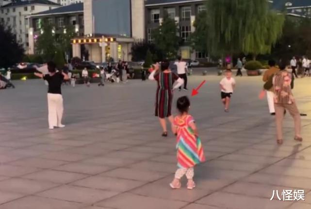 孙怡|孙怡晒爸妈带女儿海边游玩直呼好幸福，5岁大福也太像董子健了吧