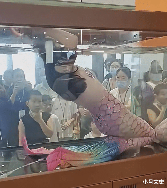 妙龄女子衣不蔽体上演“性感人鱼秀”,有人讽刺,有人乐津津欣赏