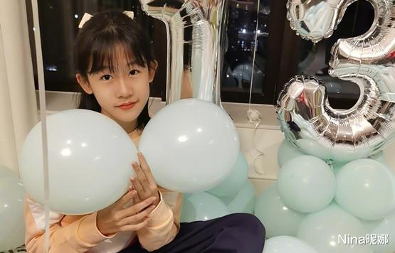 陆毅|陆毅女儿街头嬉闹!13岁长女穿4千运动装好阔绰,五官平淡没爸妈高级