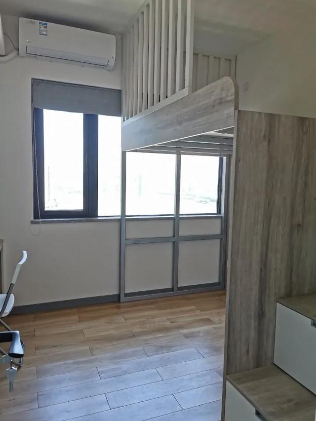 把大学宿舍里的“上床下桌”搬回家里,实用又灵活的设计,太棒了