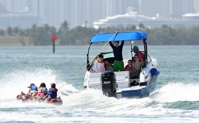 伊万卡|40岁伊万卡家庭度假也惊艳，身姿挺拔活力足，和10岁女儿像姐妹