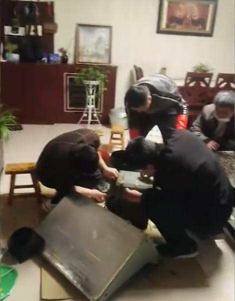 河北:男子为省100元清洗费,叫来兄弟帮清洗油烟机,结局亮了