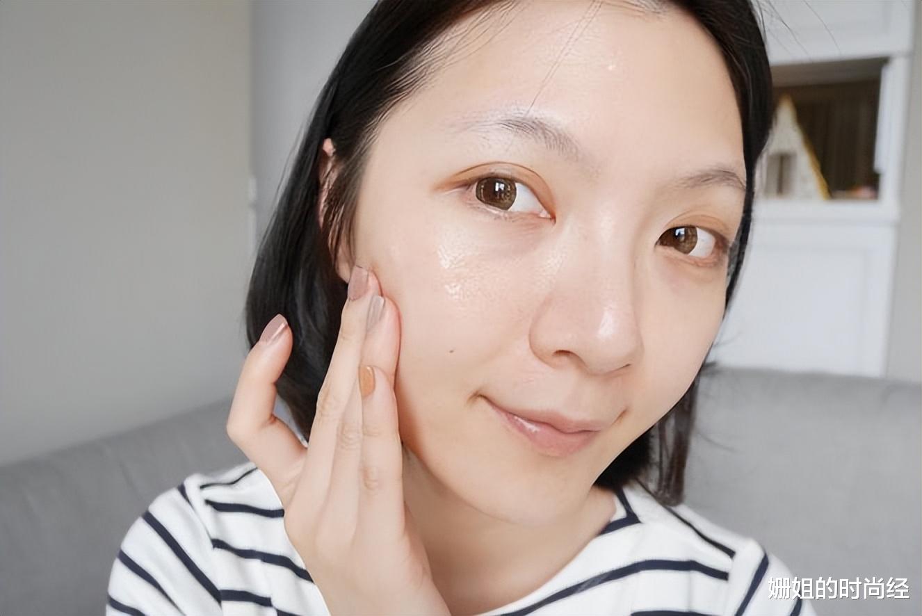 穿衣搭配 再次建议：女人涂精华液时，要避开3个误区，不浪费更易吸收