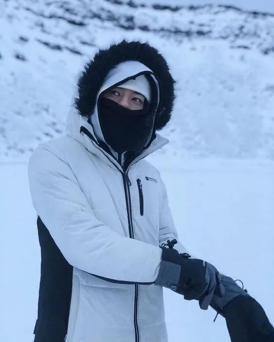 胡鸿钧|整容成瘾被嘲削骨还父，男女通吃恋上绯闻女王，如今全靠谁红和谁玩？